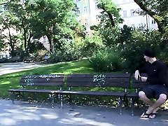 большой взведенный парень помогает своей подруге брюнетке