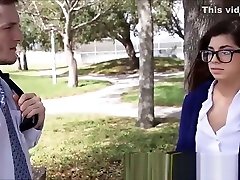 诱人的大学青少年女生撞通过类导师