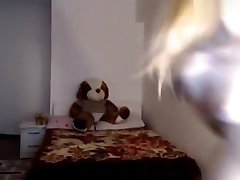 симпатичная блондинка с руками, связанными lovense оргазм