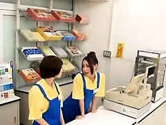 привлекательный восточный горничная щеголяет ее привлекательные сиськи
