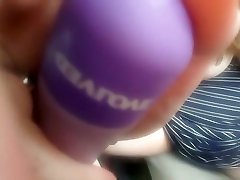 брюнетки впрыскивает для прохождения вуайеристы в общественном парке
