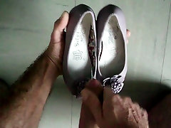 sperme sur 2 ballerines