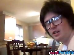 nerd pervertito scopa una bionda sexy