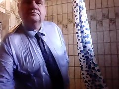 в душ в рубашке и галстуке должны