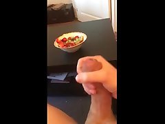 grosse india bisnes arrose une salade de fruit jus big cock cum food