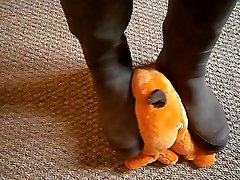 piã©tiner des peluches stomp pelush