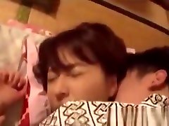 грубые японское мамаша получает pleased по ее sons лучший друг