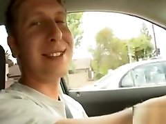захватывающий фелляция и приятно мастурбирует с цыпленком