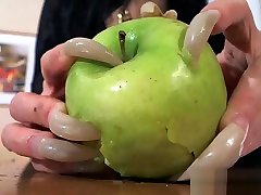 ломают яблоко длинные ногти