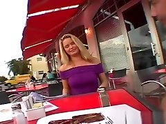вкусный красота является shovelling жесткий вибратор в ее пизда