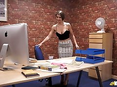 atemberaubend groß titties von charming alle allein katie louise sind mund watering