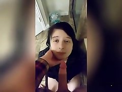 симпатичная девушка давится на мой член
