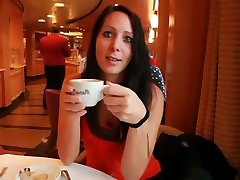 brunette baise dans des croisières salle de bain éjaculation dans la bouche