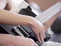 old4k. unindimenticabile scena damore vecchia e giovane rende entrambi soddisfatti