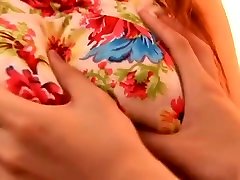 mai uzuki modello giapponese ha belle tette asiatiche