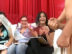 手淫大赛与cfnm爱的女孩