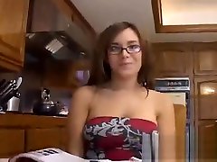 una studentessa troia prende una pausa per succhiare il cazzo ai tutor