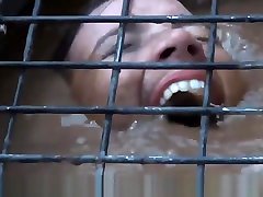 кляпом во рту playgirl получает ее стойки ограничены и зажаты