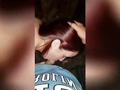 Craigslist的妓女吮吸阴茎出来