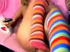 una studentessa sexy con le treccine che si gode il suo dildo
