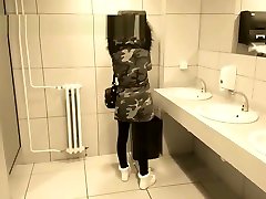 危险的公共小便在公共厕所-劳拉Fatalle