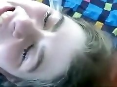 清洁金发碧眼的女人被使用的性感的男人