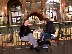 поразительная брюнетка петра жаждет python и получает его