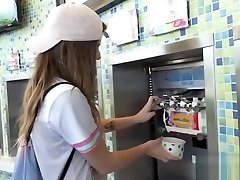 девушка на публике