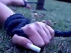 一个黑发的奴隶的束缚治疗的户外前奏