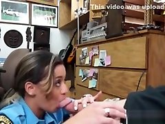 lady gay young bdsm versucht, ihre schusswaffe in der pfandleihe zu sprengen