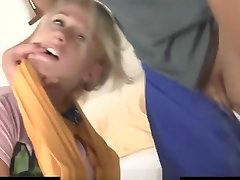 blondine nimmt rau kehle und muschi strafe
