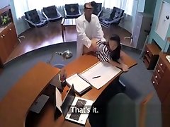 Fakehospital博士清空他的麻袋，以缓解性感的病人回来