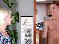 une blondine veux se faire baisser par sohn ami