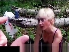 街头妓女服务她的客户