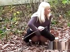 verspielt redhead pissen in einem leeren pool
