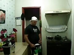 il tipo in cucina mostra il suo grosso one woman 3men duro