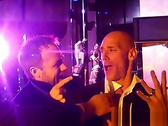 Culonas strippers complaciendo a cliente en trio