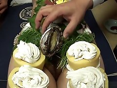 ест ее, как будто она секс-салат
