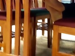 坦率的赤脚在图书馆