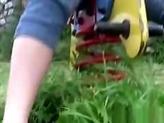 outdoor-fuß babe spielt