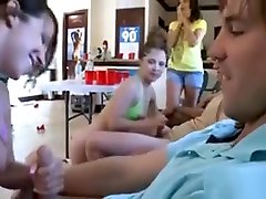 девчонки встают на колени и начинают играть с толстыми членами