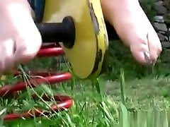 outdoor-fuß babe spielt