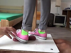 没有怜悯运动鞋cockrushing。 跳跺脚践踏充分的重量上的公鸡球