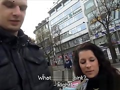 milf fucks fremder für bargeld in vorderseite von ihr mann