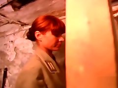 Ballbusting婊子得到一个新的对睾丸