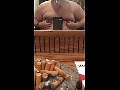 heavy smoker spielt mit riesigen moobs