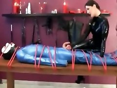 латекс госпожа мастурбирует