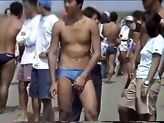潜行射击游泳运动男子在海滩上-马尼亚克？