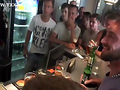 i gemelli barista scopano la folla