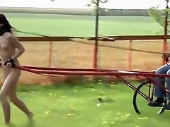подлый мастер унижает безжалостный сладкий молодой девушка на открытом воздухе